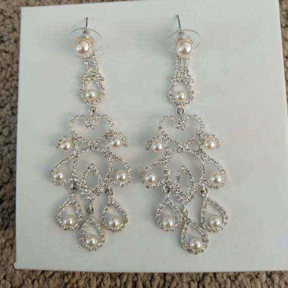 Jewelry - Dangle earings